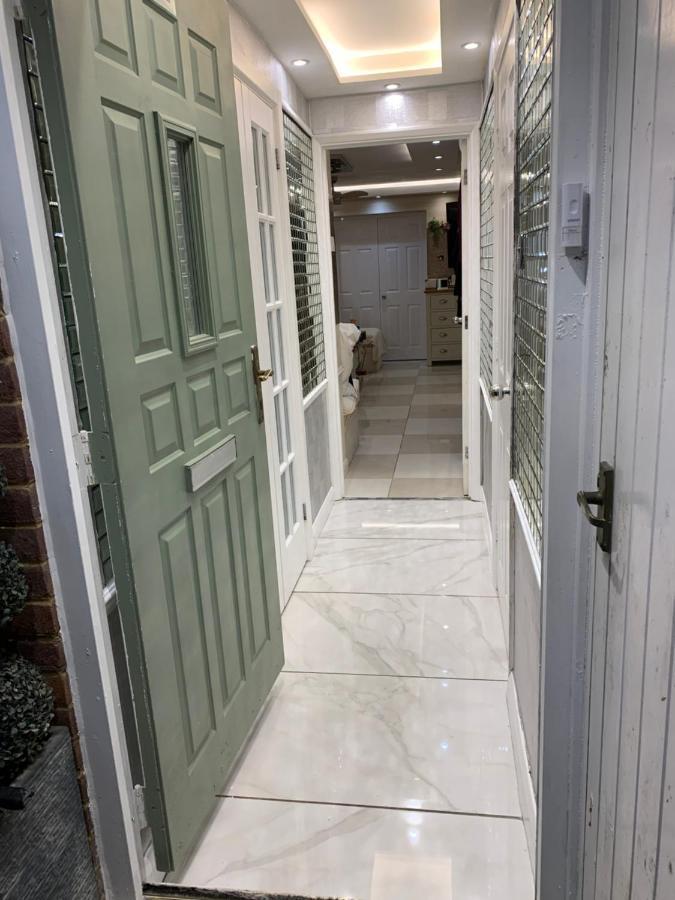 Canal View Suites: Spacious Comfort with Free Parking Southall Exterior photo