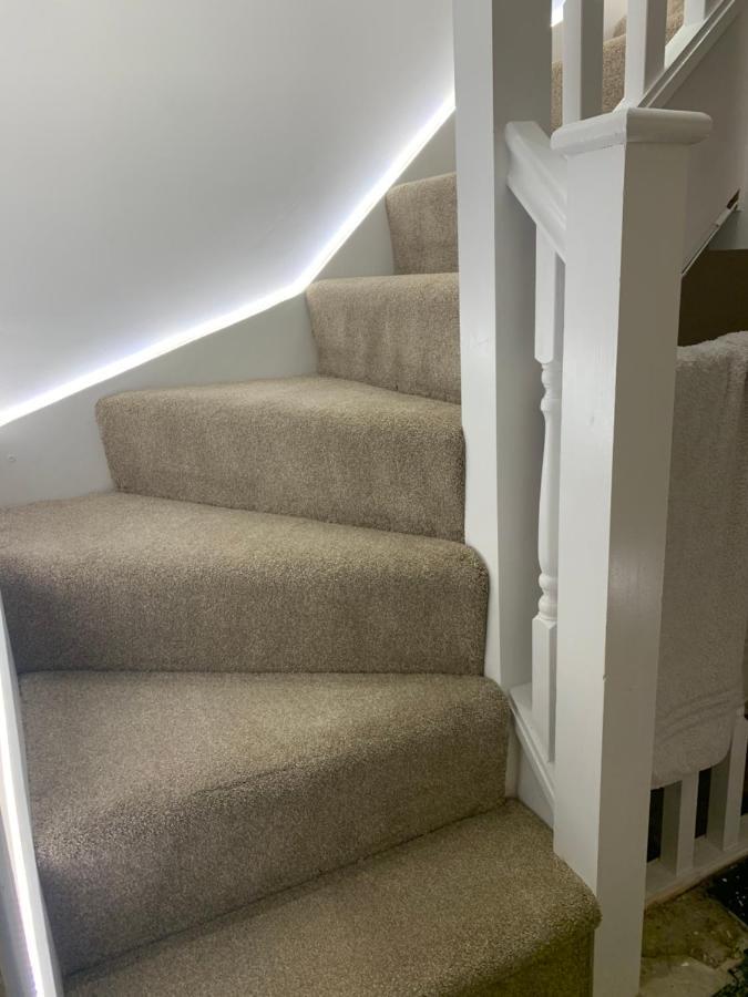 Canal View Suites: Spacious Comfort with Free Parking Southall Exterior photo